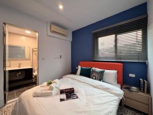 a bedroom with a large bed with a blue wall at Aren Inn in Zhushan