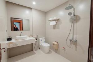 a bathroom with a shower and a toilet and a sink at Khách sạn XMen Thanh Hóa - Không gần biển in Thanh Hóa +18 photos