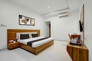 a bedroom with a bed in a room at Super Hotel O Navasari Bus Terminal Formerly Jay Shankar in Sisodra