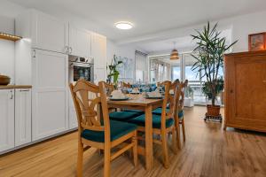 a kitchen and dining room with a table and chairs at Wintergarten Wohnung mit Feldblick nahe Legoland in Jettingen-Scheppach