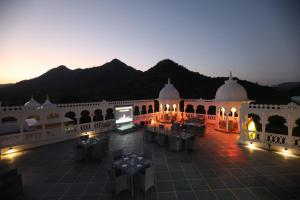 Blick auf ein Gebäude mit Tischen und Lampen in der Unterkunft Hotel Arrya Inn in Nāi