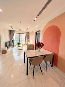 a dining room with a table and chairs at Oliver's vacation home - Vinhomes Grand Park in Long Bình