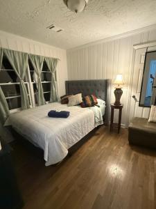 a bedroom with a bed with white sheets and a lamp at April Palace green in Decatur +8 photos