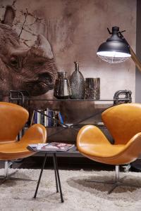 TWO TIMEZ - Boutique Hotel - with AC的休息区