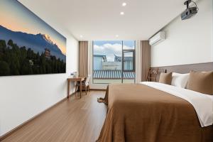 a bedroom with a large bed and a large window at 熹楠丽江古城 in Lijiang