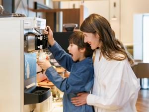 a woman and a child looking at a machine at ORIENTAL HOTEL UNIVERSAL CITY in Osaka +51 photos