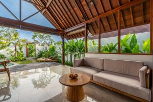 a living room with a couch and a table at Villa Al-Mulk in Ubud