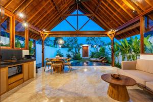 an open kitchen and living room of a villa at Villa Al-Mulk in Ubud