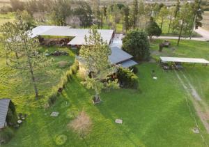 an overhead view of a large yard with a building at Cabaña La Joaquina in Colón