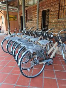 a row of bikes parked next to a building at Ngoc Phuong Homestay in Vĩnh Long