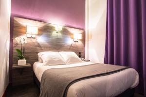 Giường trong phòng chung tại Hotel Actuel Chambéry Centre Gare