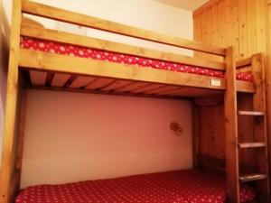 a bedroom with two bunk beds in a room at Résidence Armoise - Studio 3 personnes à Arc 1800 en centre station, proche des pistes et des commerces, dans le village des Villards MAE-1982 in Arc 1800 +11 photos