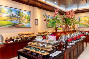 ein Buffet mit ausgestellten Speisen in einem Restaurant in der Unterkunft Classy Hotel & Spa in Battambang