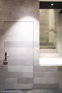 La salle de bains est pourvue d'une douche avec une porte en verre et des escaliers. dans l'établissement Barcelona House, à Barcelone