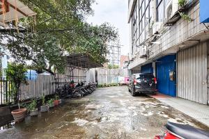 a street with a car parked next to a building at Queen Residence Ancol RedPartner in Jakarta
