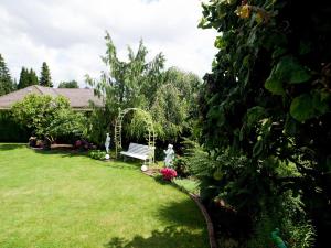 a garden with a park bench in a yard at Ferienwohnung Alexandra in Mettlach