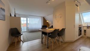a kitchen and dining room with a table and chairs at Ferienwohnung Uns Huus in Langeoog
