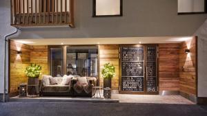 TWO TIMEZ - Boutique Hotel - with AC的休息区