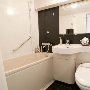 ein Badezimmer mit Waschbecken, Badewanne und Toilette in der Unterkunft Hotel Sunflex Kagoshima in Kagoshima + 39 Fotos