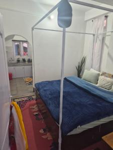 ein Schlafzimmer mit einem Himmelbett in der Unterkunft Shring's Abode in Dirang Dzong + 1 Foto
