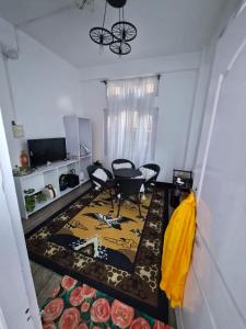 ein Wohnzimmer mit Stühlen und einem Teppich in der Unterkunft Shring's Abode in Dirang Dzong