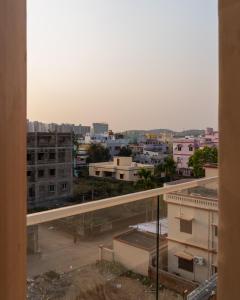 Blick auf eine Stadt vom Balkon in der Unterkunft Hotel AM PM in Bhubaneshwar