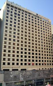 un grande edificio con molte finestre in città di Metropark Hotel Kowloon a Hong Kong