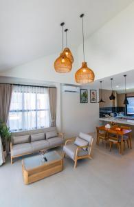 a living room with a couch and a table at FarmSaijai Kohphangan in Hinkong