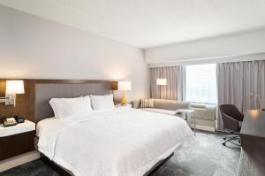 a hotel room with a large bed and a desk at Hampton Inn Philadelphia Center City-Convention Center in Philadelphia +30 photos
