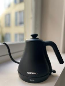 a black electric tea kettle sitting on a counter at Chambre Gounod in Nice