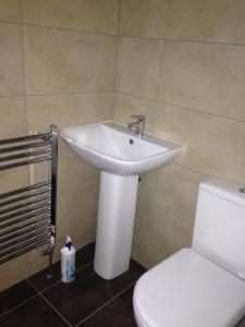 ロンドンにあるArsenal 123のバスルーム(白い洗面台、トイレ付)