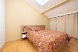 a bedroom with a bed in a room at Beautiful House avec AC climatisation - terrasse privée - Côté pavé centre-ville Toulouse in Toulouse