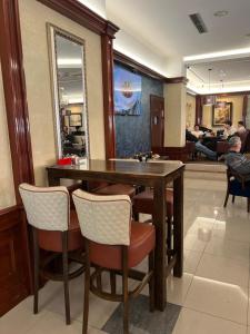 ein Esszimmer mit Tisch und Stühlen in der Unterkunft Hotel Bristol in Mostar