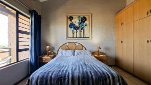 a bedroom with a bed with a blue comforter at Allesreg Chalet B2 in Margate
