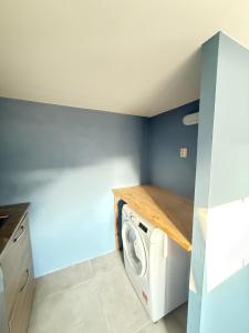 a laundry room with a washer and dryer at Haven Home in Stavanger