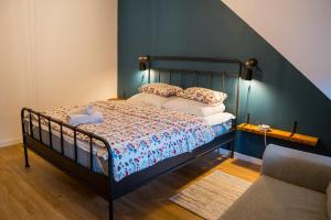 a bedroom with a bed with a blue wall at Apartamenty Centrum Biskupiec in Biskupiec