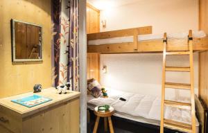 a room with two bunk beds and a sink at Résidence Nova 1 - Appartement 2 pièces 6 personnes proche des pistes MAE-7984 in Arc 1800