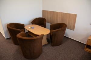 ein Besprechungsraum mit einem Holztisch und Stühlen in der Unterkunft Hotel M in Jeseník