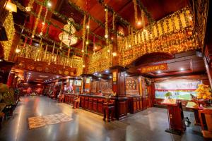 ein Restaurant mit vielen Kronleuchtern in einem Gebäude in der Unterkunft Classy Hotel & Spa in Battambang