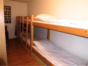 a couple of bunk beds in a room at Résidence Lienz - Studio cabine avec terrasse exposï¿½e Sud MAE-8324 in Barèges