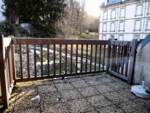 a wooden fence in front of a building at Résidence Lienz - Studio cabine avec terrasse exposï¿½e Sud MAE-8324 in Barèges