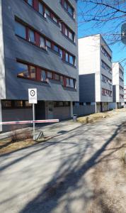 an empty street in front of a building at Комната в квартире, 20 минут от центра Осло на общественном транспорте in Grorud