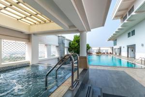 a swimming pool in a building with a swimming pool at Kantary Hotel Ayutthaya in Phra Nakhon Si Ayutthaya