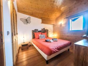 a bedroom with a bed with a butterfly on the wall at Chalet Adele - Appartement 6 personnes situé en bord de piste St Martin de Belleville MAE-8204 in Saint-Martin-de-Belleville