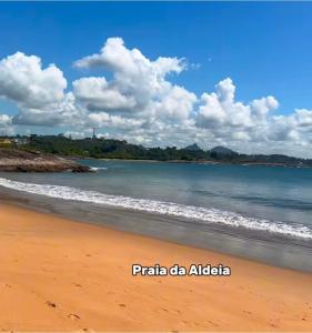 a view of the beach from the shore at Ambiente familhiar in Guarapari