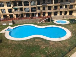 an overhead view of a swimming pool in front of a building at Paraiso Spa Reinante in San Miguel de Reinante