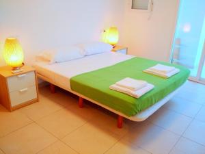 1 dormitorio con 1 cama con 2 toallas en Quart Silence, en Valencia