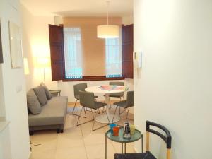 een woonkamer met een bank en een tafel en stoelen bij Quart Silence in Valencia