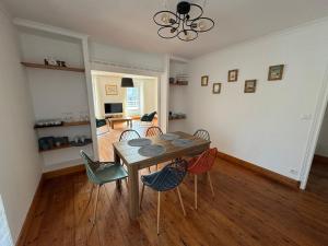 a living room with a dining room table and chairs at L' Annexe Barneville Bourg in Barneville-Carteret