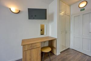 a room with a desk with a tv and a closet at Martin's B&B in Dramalj